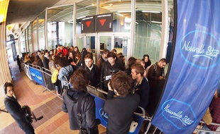 Grosse amiance dans la file d'attente