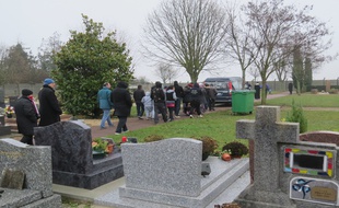 La famille de Maria Francesca, bébé rom décédé de la mort subite du nourrisson le lendemain de Noël, accompagne son cercueil au cimetière de Wissous dans l'Essonne.