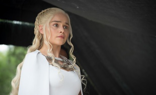 Emilia Clarke incarne Daenerys Targaryen dans la saison 5 de Game of Thrones.