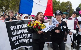 Manifestation de policiers et de leurs compagnes pour reclamer plus de moyens (16 septembre 2017 à Paris)