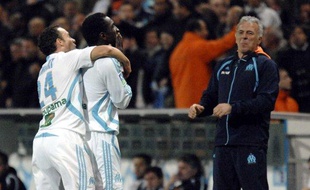 Mamadou Niang (au centre) et Laurent Bonnart (à gauche), fêtant un but devant Eric Gerets (à droite) le 6 avril 2008 au Stade Vélodrome.