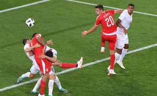 Mitrovic ceinturé par les défenseurs Suisses lors du match perdu par la Serbie (2-1).