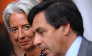 Le gouvernement a maintenu mercredi contre vents et marées son objectif de croissance de 2,25% cette année, en dépit d'une prévision plus pessimiste de l'OCDE qui donne des arguments à l'opposition pour qui "rigueur" et "hausses d'impôts" sont désormais inéluctables.