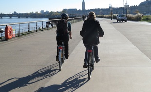 Fanny fait partie des rares cyclistes à porter le casque.