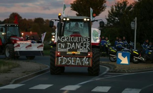 Des agriculteurs sur une route près de Caen à la veille d'une grande manifestation prévue à Paris, le 2 septembre 2015