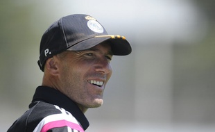 Zinédine Zidane sur le banc de l'équipe B du Real Madrid, le 24 août 2014, lors d'un match contre l'Atletico Madrid.
