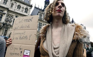 Plusieurs centaines de "trans", des personnes qui changent d'identité sexuelle, défilaient samedi dans les rues de Paris à l'occasion de la 17e marche Existrans pour réclamer notamment une loi sur le changement d'état-civil, a constaté une journaliste de l'AFP.