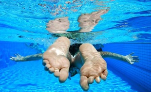 Seul l'enfant de deux ans a pu être sauvé par les secours, alors qu'il se noyait dans une piscine privée (illustration)
