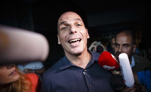 Yanis Varoufakis devant les médias à Athènes, en Grèce, le 1er juillet 2015.
