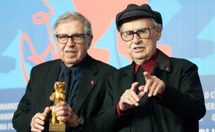 Les cinéastes italiens Paolo et Vittorio Taviani (à droite) avec leur Ours d'or à la Berlinale 2012