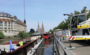 A Strasbourg, le quai des pêcheurs vient d'être doté d'une plateforme dédiée au transbordement des marchandises par bateau.