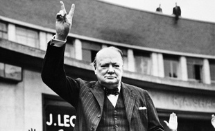 Photo non datée de Winston Churchill faisant le signe de la victoire au Royaume-Uni.