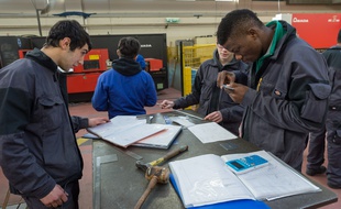 Des apprentis en menuiserie et chaudronnerie.