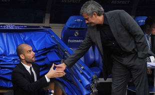 José mourinho sert la main de Pep Guardiola, le 27 avril 2011, avant le match Madrid-Barcelone, au stade Bernabeu.