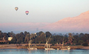 Des montgolfières survolent Louxor, en Egypte