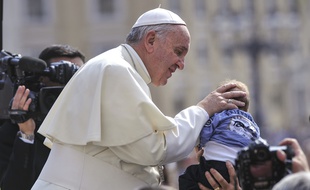 Le pape Francis embrasse un bébé place Saint Pierre au Vatican, le 20-05-2015. Credit:Mimmo Chianura / AGF/SIPA/