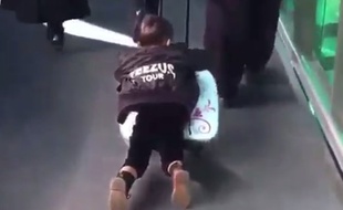 Kim Kardashian a filmé sa fille accroché à une valise