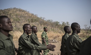 Les soldats en charge de la protection du parc Pendjari, au Bénin, où deux Français ont été enlevés le 1er mai 2019.