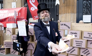 Paris, le 14 mars 2015. Un homme déguisé en banquier participe à une manifestation contre l'austérité devant la Banque de France.