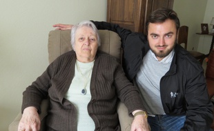 Henriette, une des bénéficiaires de la conciergerie Allo Bernard, avec Guillaume Broca de al scop Palanca.