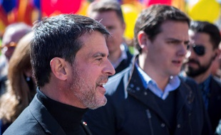 Manuel Valls, ici accompagné du leader national de Ciudadanos, Albert Rivera, lors d'une manifestation à Barcelone.