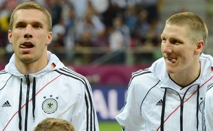 Les joueurs allemands Lukas Podolski et Bastian Schweinsteiger avant leur défaite en demi-finale de l'Euro contre l'Italie, le 28 juin 2012, à Varsovie.