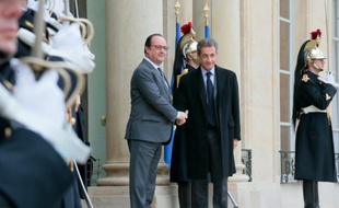 François Hollande et Nicolas Sarkozy sur le perron de l'Elysée le 22 janvier 2016 à Paris