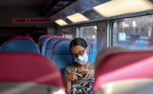 Une voyageuse dans un train SNCF