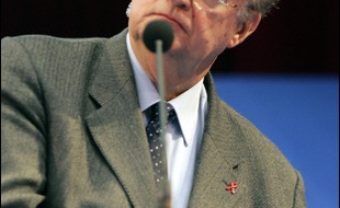 Une association de harkis a porté plainte samedi contre le président (PS) de la région Languedoc-Roussillon, Georges Frêche, pour des propos "insultants" tenus, selon elle, lors d'une cérémonie à Montpellier en hommage à un ancien porte-parole de la communauté pied-noir.