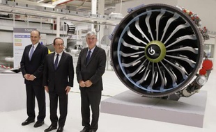 Le président Francois Hollande (C), le Pdg américain d'Albany Joseph G. Morone (g) et le Pdg français de Safran Jean-Paul Herteman lors de l'inauguration de l'usine de Commercy le 24 novembre 2014