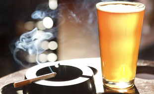 Illustration: bière et cigarette.