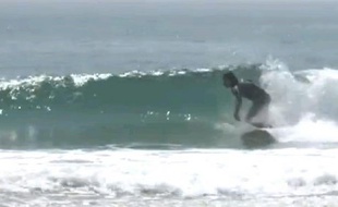 Capture d'écran d'une vidéo de Japonais qui surfent à côté de Fukushima.