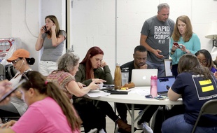 Des volontaires démocrates en Floride guettent les premiers résultats des élections le 8 novembre 2018.