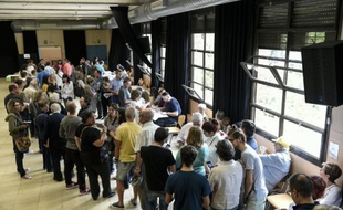 Des personnes attendent pour voter à Barcelone capitale de la Catalogne, le 27 septembre 2015 en Espagne