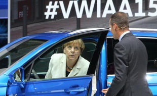 La Chancelière allemande Angela Merkel sort d'une Tiguan GTE hybrid exposée sur le stand du constructeur Volkswagen au salon de l'automobile de Francfort, le 17 septembre 2015