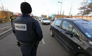 Arrêté car il téléphonait en conduisant à Verdun, un automobiliste avait dans sa voiture une carabine, des munitions, un poignard, était positif aux stupéfiants et sans permis de conduire. (Illustration)