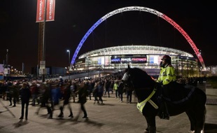 La police montée surveille le stade de Wembley le 17 novembre 2015 avant le match Angleterre/France