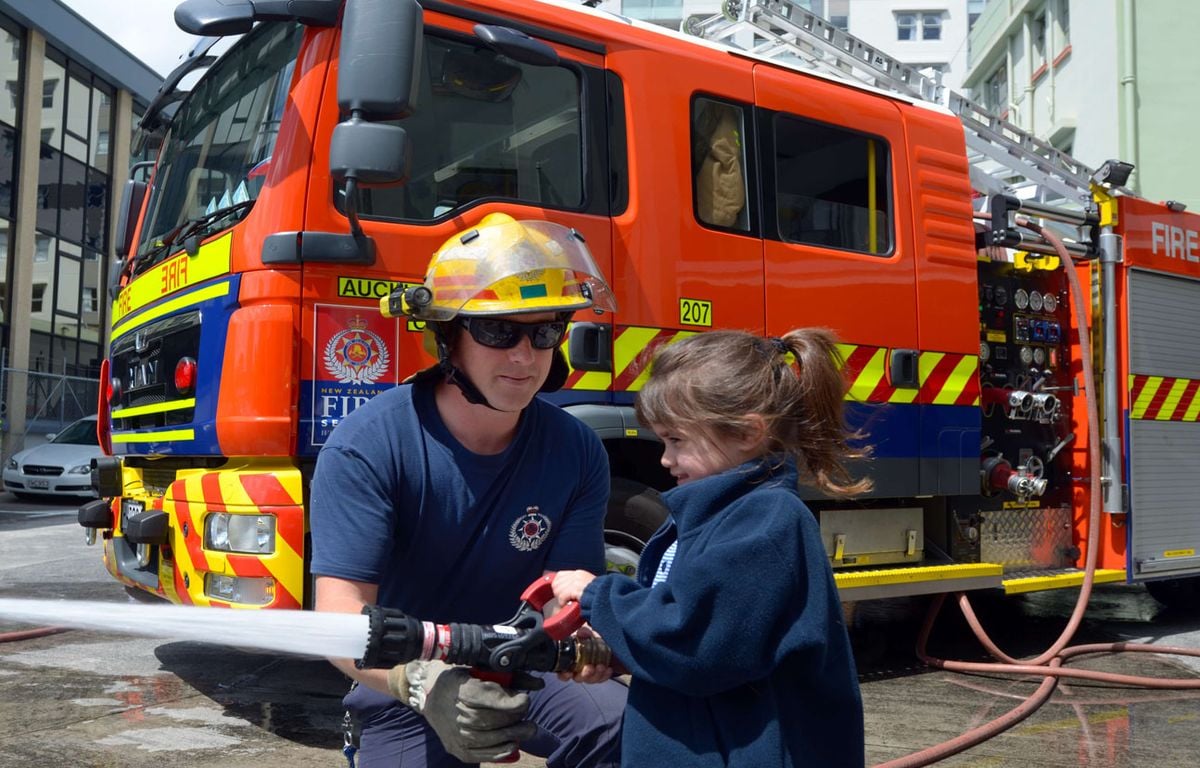 Pourquoi les enfants sont-ils complètement dingues des pompiers ?