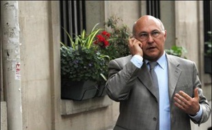Pour retrouver un siège à l'Assemblée nationale, Michel Sapin, président PS de la région Centre, doit batailler à Châteauroux contre le député sortant UMP et un socialiste dissident, deux candidats qui taxent l'ancien ministre de "cumulard".