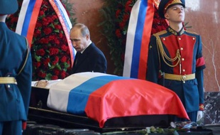 La Russie a rendu vendredi un dernier hommage à Mikhaïl Kalachnikov, l'inventeur du légendaire fusil d'assaut soviétique AK-47 mort lundi à l'âge de 94 ans, qui a été enterré avec les honneurs dans un mémorial militaire près de Moscou.
