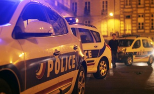 Illustration d'une voiture de police de nuit, ici à Rennes.