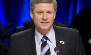 Le gouvernement minoritaire conservateur canadien se maintiendra au pouvoir au moins à court terme, grâce à un appui conditionnel du parti libéral qui écarte la perspective de prochaines élections et met fin à un projet de coalition de l'opposition.
