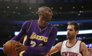 Kobe Bryant face aux Knicks de New York, pour peut-être son dernier match au Madison Square Garden, le 8 novembre 2015.
