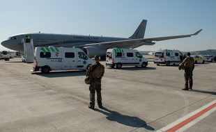 Un avion de l'armée française va de nouveau transporter des patients atteints du coronavirus.