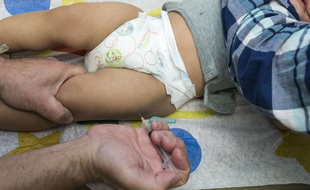 Illustration d'un pédiatre en train de vacciner un bébé.