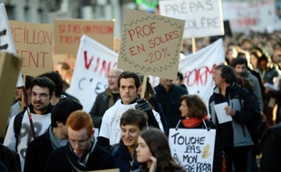 Des professeurs et étudiants de classes prépa manifestent contre le projet de réforme, à Paris le 9 décembre 2013
