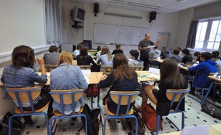 La réforme du collège divise suscite de l'opposition chez les enseignants, mais aussi chez des personnalités politiques et des intellectuels