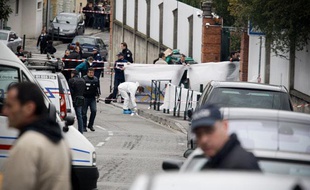 La police scientifique éffectue des relevés devant le collège juif Ozar Hatorah où a eu lieu une fusillade tuant quatre personnes dont trois enfants à Toulouse. Lundi 19 mars 2012.