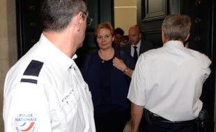Isabelle Prevost-Desprez quitte la salle du tribunal correctionnel de Bordeaux avec son avocat le 8 juin 2015