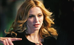 La chanteuse américaine Madonna a acheté une nouvelle propriété pour 6 millions de livres (9 millions d'euros), contigüe à la maison qu'elle possède à Marylebone, un quartier central de Londres, a rapporté lundi l'agence britannique Press Association.